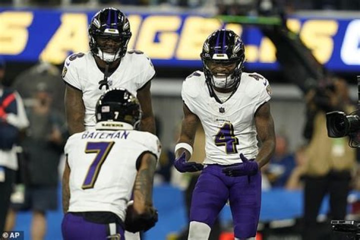 Flowers&nbsp;celebrates his TD catch with wide receiver Rashod Bateman in the second quarter